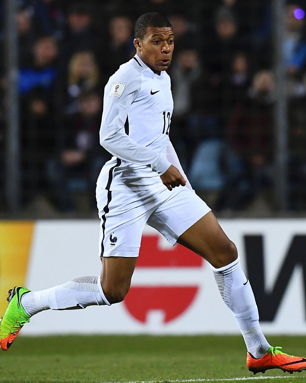 Bin发表情动态，疑似不满黑子喷他的超级KDA羊